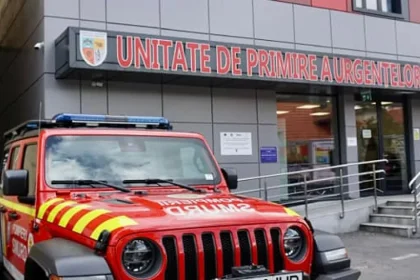Profesoara și elevul înjunghiați la Gimnaziala 6 sunt speriați, dar conștienți și stabili