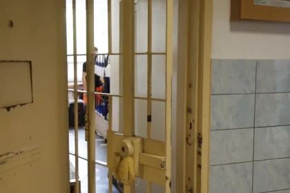 Tânăr din Bistrița, condamnat la aproape 4 ani de închisoare pentru act sexual cu un minor